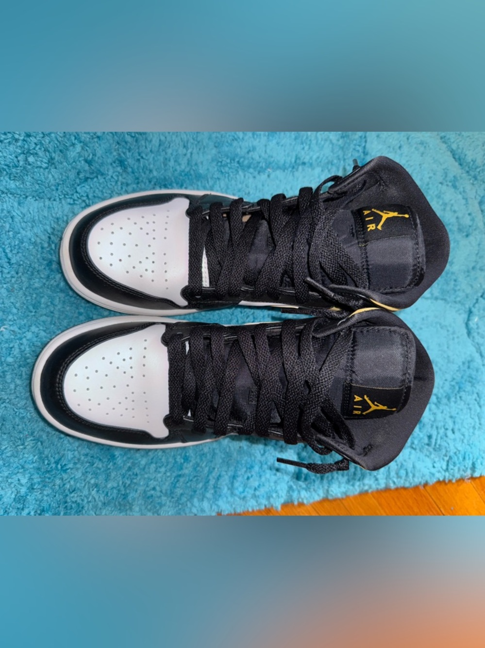 Air Jordan 1 Mid - Picture 2 of 9